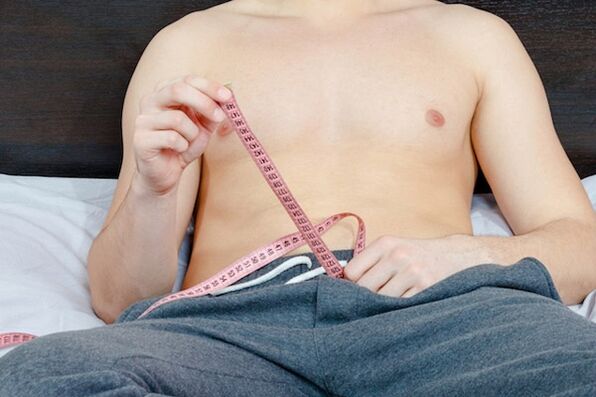 L'uomo misura il pene prima dell'ingrandimento