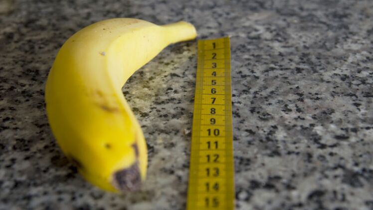 Misurazione del pene dopo l'ingrandimento del glande usando una banana come esempio