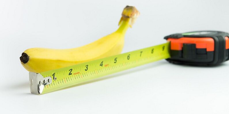 Misurazione del pene dopo l'intervento chirurgico utilizzando una banana come esempio